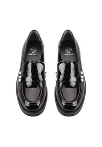 Schwarze Lacklederschuhe mit einer glatten Textur, ausgestattet mit drei silbernen Nieten am Verschluss und einem runden Zehendesign. Markenlogo im Inneren sichtbar.