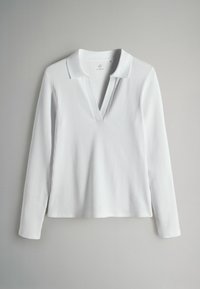 Tricou polo alb cu mâneci lungi, cu textură nervurată, guler și decolteu adânc în V. Design simplu, fără modele sau ornamente.