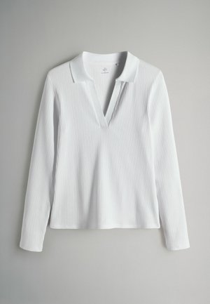 Tricou polo alb cu mâneci lungi, cu textură nervurată, guler și decolteu adânc în V. Design simplu, fără modele sau ornamente.