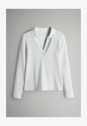 Tricou polo alb cu mâneci lungi, cu textură nervurată, guler și decolteu adânc în V. Design simplu, fără modele sau ornamente.