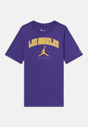 Paarse T-shirt met korte mouwen met gele tekst "Los Angeles" en Jumpman basketballogo in het midden aan de voorkant.