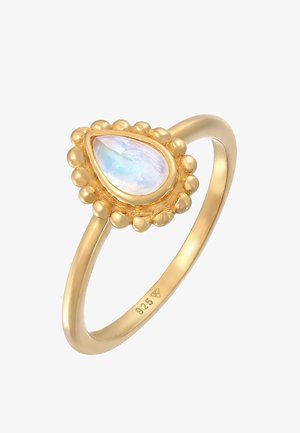 Złoty pierścionek z łezkowatym kamieniem księżycowym otoczonym koralikowym rantem. Gładka obrączka z wypolerowanym wykończeniem. Stemplowany "925".