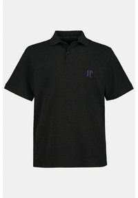 Sort polo skjorte lavet af blød, tekstureret stof. Har en klassisk krave, to-knaps placket og et blåt "JP"-logo på brystet.