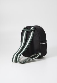 Nike Sportswear FUTURA 365 MINI RETRO UNISEX - Mugursoma - black/sail/stadium green