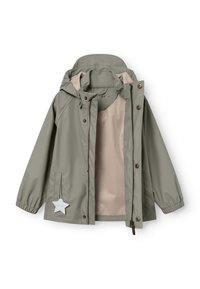 Lichtgrijze waterdichte jas met een capuchon, elastische manchetten, beige binnenvoering, stervormige labeldetail en een voorzak.