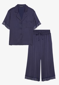 Jūras spēku satīna pidžamu komplekts, kas ietver īsām piedurknēm apģērbu ar pogām un mežģīņu apdari, kā arī saska�ņotas platās bikses ar šnauri.