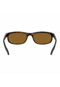 Occhiali da sole marrone tartaruga con montatura rettangolare, lenti marroni e eleganti dettagli neri sulle aste. Materiale plastico leggero.