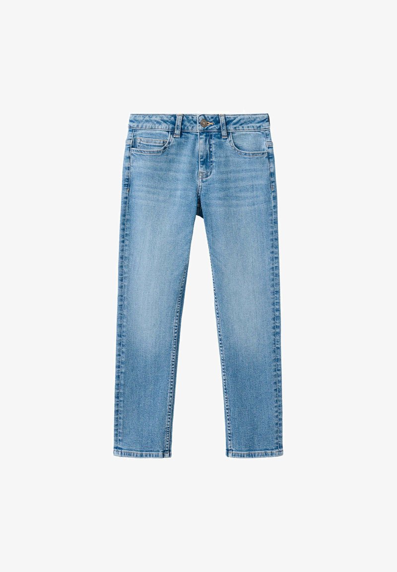 Jean en denim bleu clair avec bouton et fermeture éclair à l'avant, design cinq poches et coupe droite sur fond blanc.