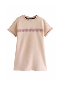 Šviesiai rožinė trumpa rankovė marškinėliai su apvaliu kaklu, turi tekstūruotą logotipų juostą per krūtinę. Lygi medžiaga su subtiliu raštu.