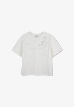 Witte katoenen t-shirt met korte mouwen, voorzien van een rhinestone vlinderontwerp en tekst, getextureerd met glitters en decoratieve accenten.