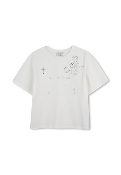 Witte katoenen t-shirt met korte mouwen, voorzien van een rhinestone vlinderontwerp en tekst, getextureerd met glitters en decoratieve accenten.