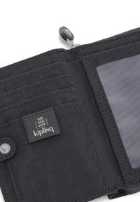 Svart RFID-säker plånbok med tygfinish, knappstängning, flera kortfack och en genomskinlig ID-hållare. Innehåller Kipling-logotyp.