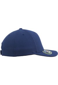 Cappellino da baseball blu navy con corona arrotondata, visiera curva e cinturino regolabile. Realizzato in tessuto testurizzato, presenta un'etichetta laterale.