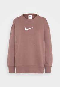 Sudadera marrón con cuello redondo, mangas largas y puños de canalé. Presenta un logo de swoosh blanco de Nike en el centro. Textura suave.
