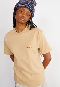 Carhartt WIP - AMERICAN SCRIPT - Pamata T-krekls - sable Miniatūras attēls 1