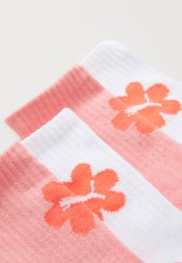 Randiga strumpor i vitt och ljusrosa, med ett texturerat mönster av orange blommor. Mjukt tyg med ribbade muddar för en snug passform.