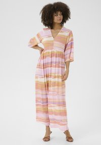 Lång jumpsuit i pastellfärger, med horisontella ränder i rosa, orange och lavendel. Tillverkad av lättviktig tyg med V-ringning och trekvartsärmar.