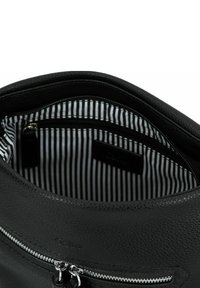 Schwarze Lederhandtasche mit strukturiertem Äußeren, ausgestattet mit einem Reißverschluss und einem gestreiften StoffInnenraum mit einer Seiten- Tasche.