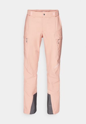 Pantaloni impermeabili rosa con design a gamba dritta, dotati di tasche laterali, bordi inferiori rinforzati in grigio scuro e dettagli di cucitura.