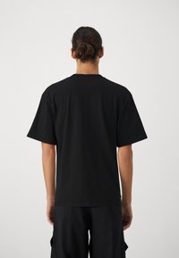 PEQUS MYTHIC LOGO UNISEX - Triko s potiskem - black/white