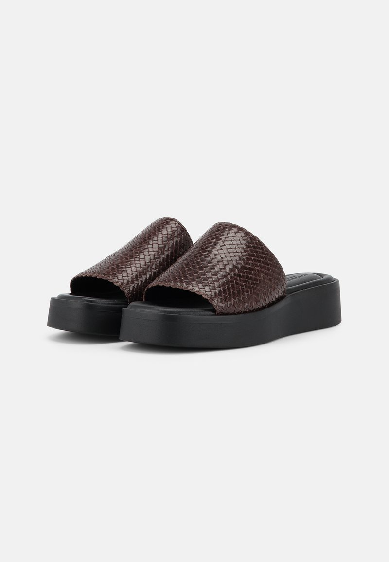 Braune, gewebte Lederslipper mit dicken schwarzen Plateausohlen, offenen Zehen und breiten oberen Riemen.