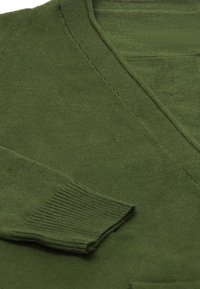 Maglione verde oliva con scollo a V, polsini a costine e texture morbida, caratterizzato da uno stile minimalista e una finitura liscia.