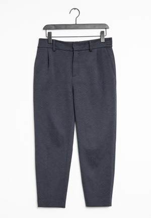 Ciemnoszare, dopasowane spodnie z szlufkami na pasek i przednimi kieszeniami, wiszące na czarnej wieszaku na białym tle.