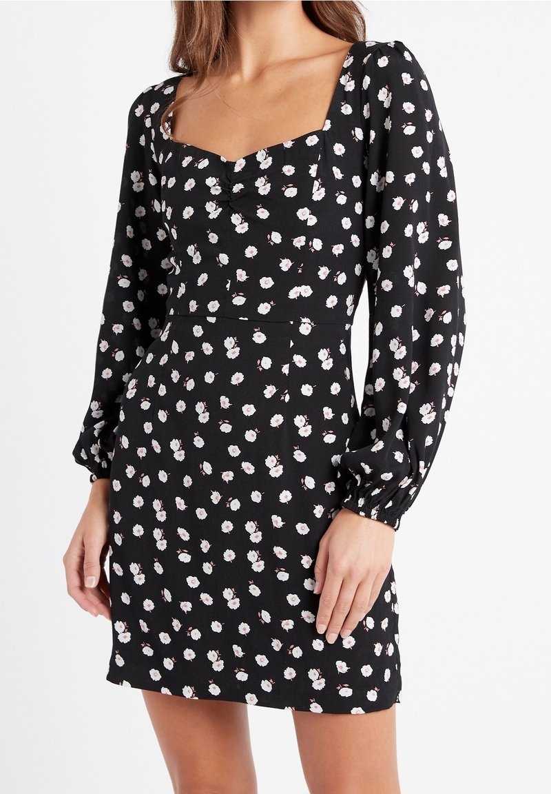 Černé květinové šaty se čtvercovým výstřihem, dlouhými nabíranými rukávy a drobnými bílými a růžovými květinovými vzory pokrývajícími celou plochu. Měkký materiál se střihem v pase.