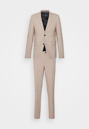 Beige Zweiteiler aus leichtem Stoff. Die Jacke hat zwei Knöpfe, einen Reverskragen und zwei vordere Taschen. Die Hose hat eine schmale Passform.