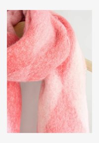 Sélectionné, red pink argyle