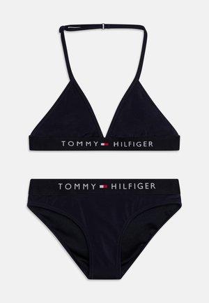 Črn bikini komplet, ki vključuje trikotno modrček z nastavljivimi naramnicami in ujemajoče se spodnje hlačke. Obe delu imata elastiko z blagovno znamko.