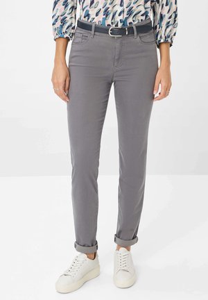 Gray slim-fit jeans with a smooth texture, featuring front pockets and a rolled hem, paired with white sneakers. Belt included.