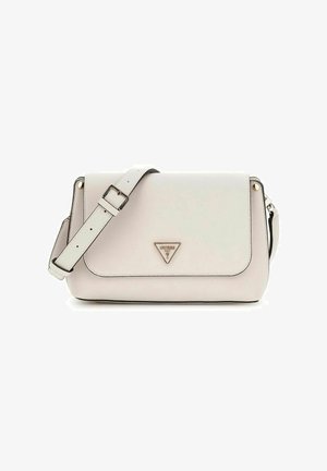 Sac en cuir rose clair à porter en travers avec un fermoir à rabat magnétique. Équipé d'une plaque logo triangulaire et d'une sangle ajustable avec des accessoires en argent.