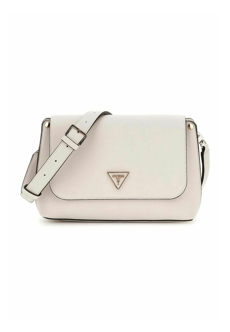 Sac en cuir rose clair à porter en travers avec un fermoir à rabat magnétique. Équipé d'une plaque logo triangulaire et d'une sangle ajustable avec des accessoires en argent.