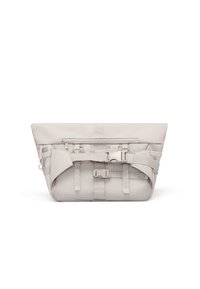 Borsa grigia chiara con una forma strutturata, dotata di pannelli in rete, cinghie e chiusura con fibbia. Texture liscia, design minimalista.