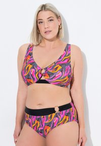 Completo bikini con base grigia e vivaci motivi astratti rosa, arancioni e neri. Il top presenta un dettaglio a occhiello; la parte inferiore è alta in vita con un anello decorativo.