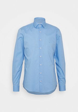 Chemise habillée pour homme à manches longues bleu clair avec boutonnière et col, présentée sur un fond blanc uni.