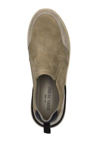 Beżowe zamszowe mokasyny z zaokrąglonym noskiem, kontrastującym czarnym akcentem na obcasie i teksturowaną wkładką. Posiadają pętelkę z tyłu.