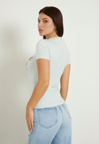 Guess - T-shirt z nadrukiem