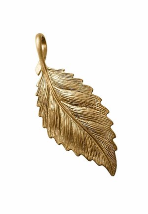 Colgante de metal de color dorado con forma de hoja alargada y texturizada, con un lazo para sujetarlo a una cadena o collar.