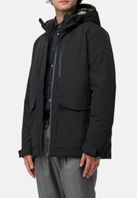 Zwarte waterdichte jas met capuchon, voorzien van ritssluitingen in de zakken, een verstelbaar trekkoord en een gladde buitenkant.
