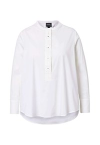 Blouse blanche à manches longues avec col band, comportant une patte de boutonnage dissimulée, un ourlet légèrement arrondi et des manches à poignets standard.