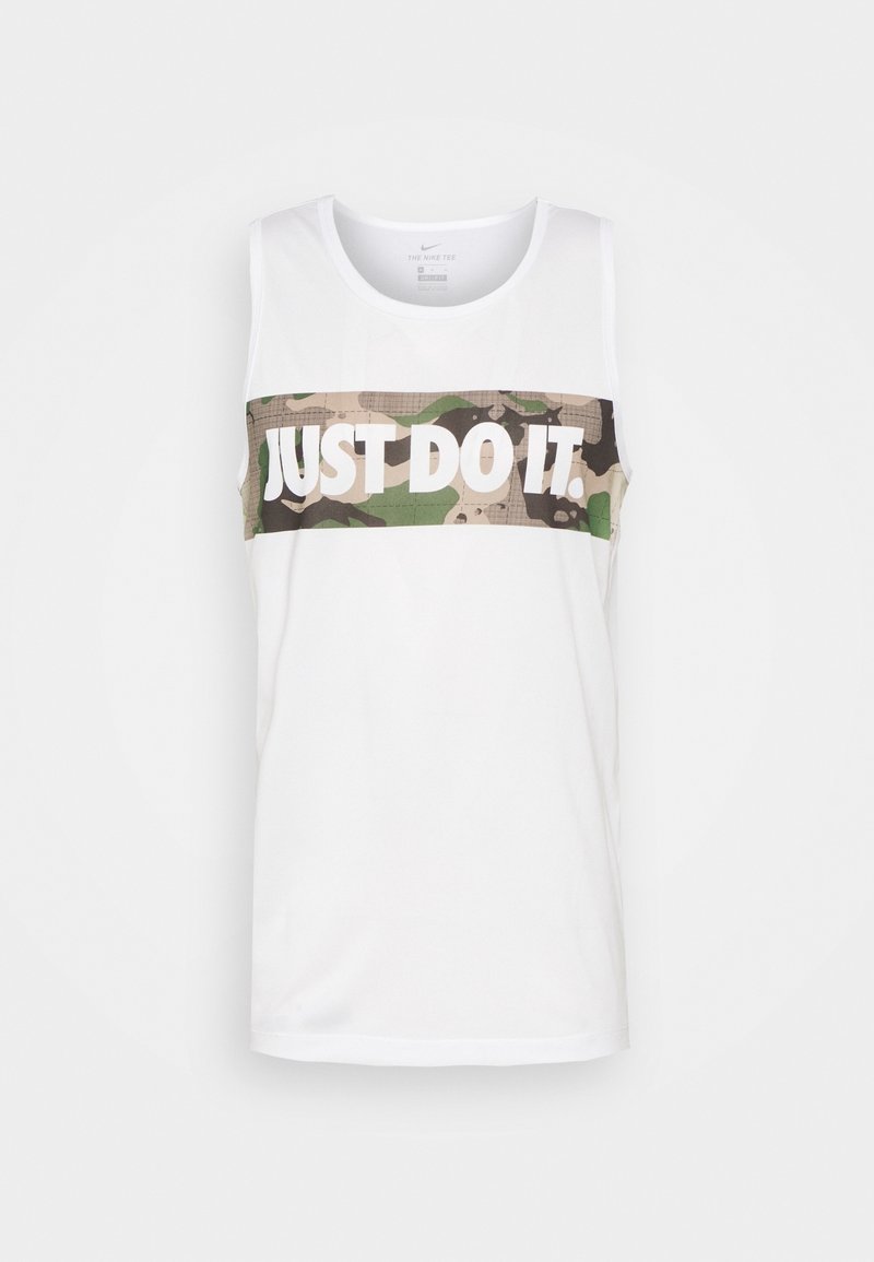 Débardeur de sport blanc avec une bande camouflage traversant la poitrine affichant le slogan « JUST DO IT. » en lettres blanches grasses.