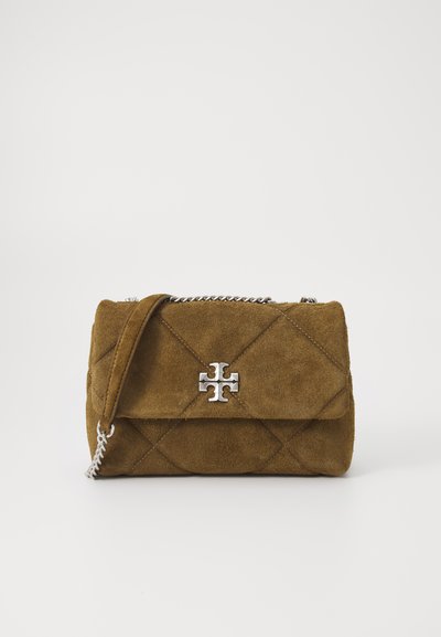 Braune Wildleder-Handtasche mit gestepptem Design, silberner Hardware und einer Kettenriemen. Auf der Vorderseite befindet sich ein auffälliges silbernes Logo.