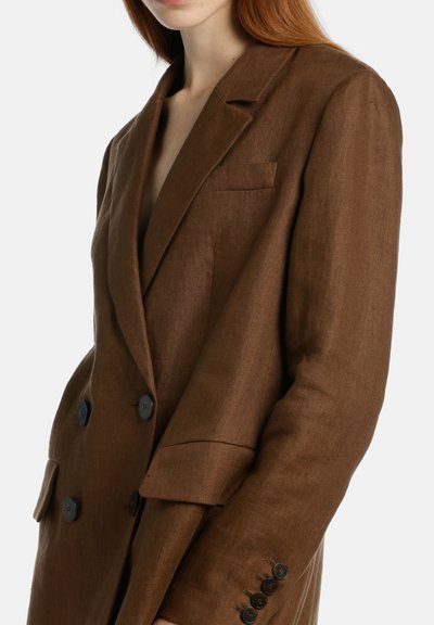 Blazer en lin marron avec un design croisé, des revers à cran et des boutons noirs. Comprend une poche poitrine et une silhouette structurée.
