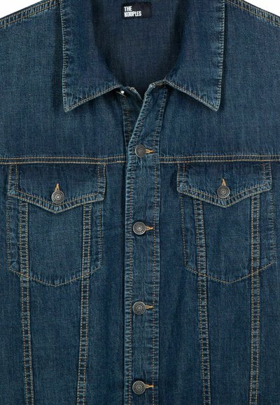 Jasnoniebieska kurtka dżinsowa z klasycznym kołnierzem, z dwiema kieszeniami na piersi, złotymi przeszyciami i zapięciem na guziki z przodu.