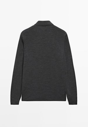 Donkergrijze lange mouw pullover met een hoge kraag, weergegeven van de achterkant op een witte achtergrond.