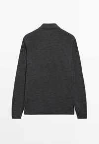 Mørkegrå langærmet pullover med høj krave, vist fra ryggen på en hvid baggrund.