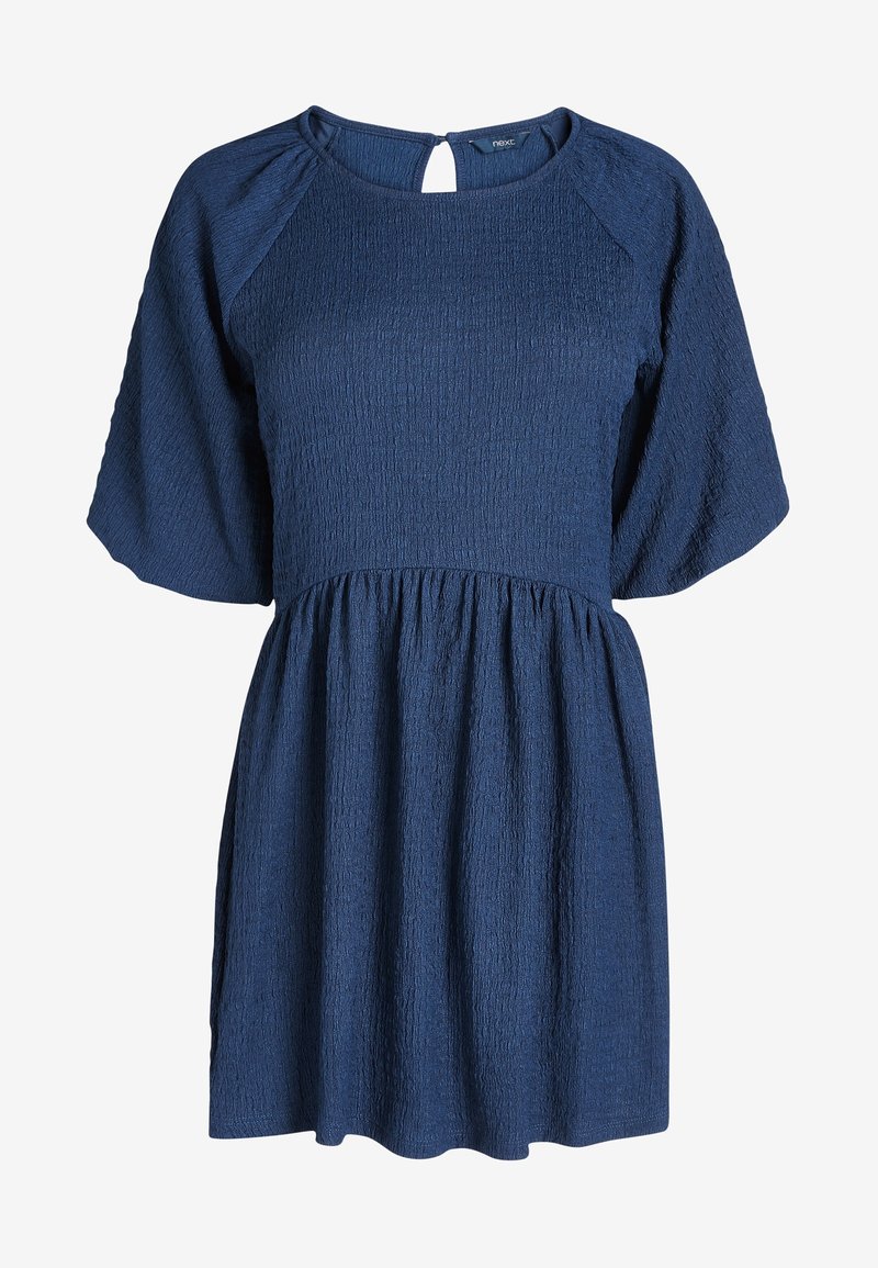 Robe bleu marine en tissu texturé, avec des manches courtes bouffantes, un col rond avec un trou de serrure et une taille élastiquée avec une jupe évasée.