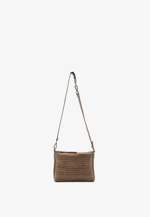 Borsa a tracolla in pelle marrone con superficie texture, chiusura zip e tracolla regolabile. Presenta dettagli in metallo e forma rettangolare.